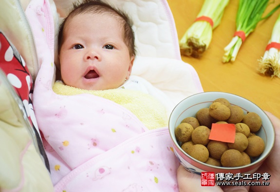 剃胎毛、滿月剃頭、嬰兒剃頭、嬰兒理髮、嬰兒剃髮、嬰兒剃胎毛、嬰兒滿月剃頭、寶寶剃頭、剃胎毛儀式、剃胎毛吉祥話、滿月剃頭儀式、滿月剃頭吉祥話、寶寶剃胎毛、寶寶滿月剃頭理髮、新北永和區剃胎毛、新北永和區滿月剃頭、新北永和區嬰兒剃頭剃胎毛、新北永和區嬰兒理髮、新北永和區嬰兒剃髮、陳寶寶(新北永和區嬰兒寶寶滿月剃頭理髮、免費嬰兒剃胎毛儀式吉祥話)。中國風會場，爸媽寶貝免費穿「日中韓」古裝禮服。專業拍照、DVD光碟、證書。★購買「臍帶章、肚臍章、胎毛筆刷印章」贈送：剃頭、收涎、抓周，三選一。2016.01.13 照片7